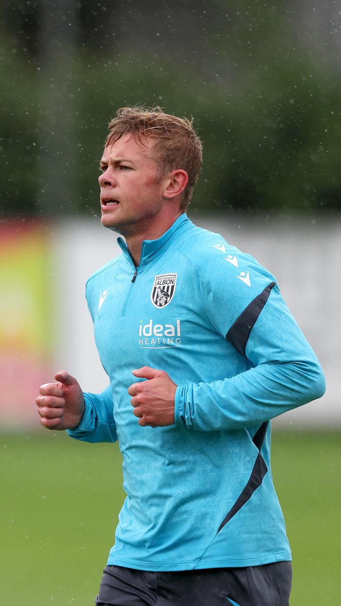 Settling in nicely. 🇳🇴 Aune Heggebø's first Albion training session! 👇