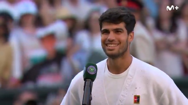 ๐คฃ๐คฃ๐คฃ ยฟIbiza? El grito de un aficionado a Alcaraz durante la entrevista. #LaPistaDelTenis #Wimbledon