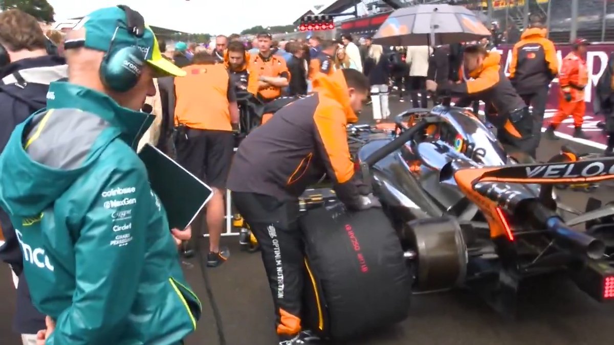 Adrian Newey studies every detail of the championship-leading car 🥶 🎥 via DAZN España #F1 #BritishGP
