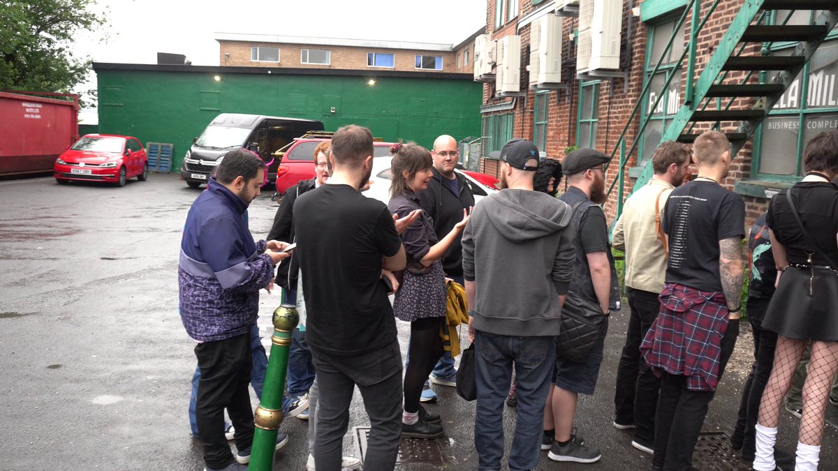 Last week TSU was out on the town! The town being Manchester, for the latest MCR MeetUps | Powered By Twitch event 🐝 No doubt you would have spotted him soaking up the atmosphere and capturing MCR content 🎦 You may have even tried his new creator signature idea out? 👀🖊️ Sneak peak! 👇