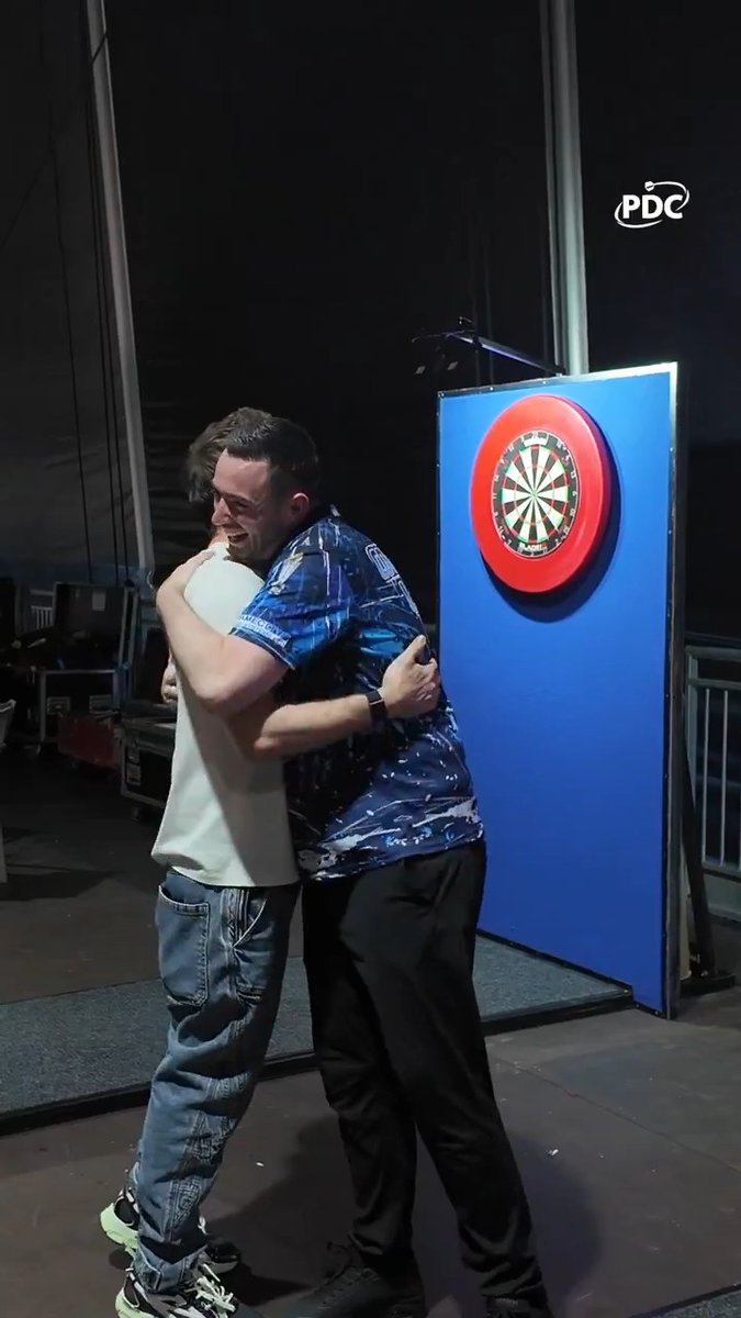 IT’S ANOTHER NINE-DARTER! 😅 Luke Humphries strikes perfection with partner Olly Murs watching on! Luke Humphries MBE Olly Murs