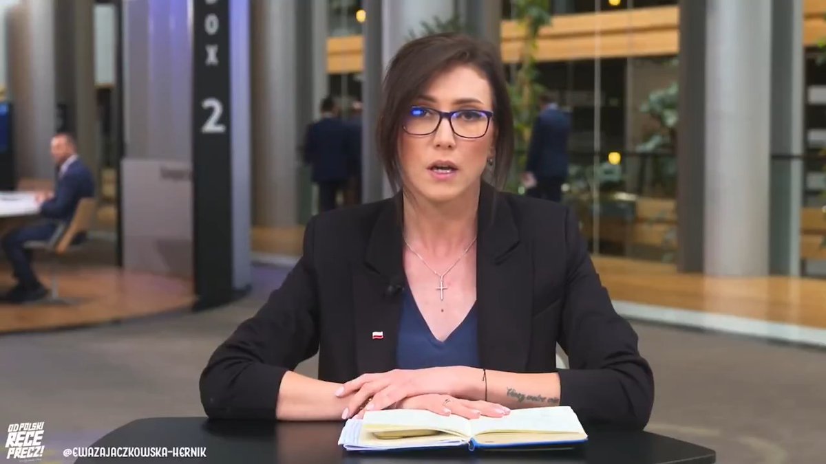 ✅ Ewa Zajączkowska: Donald Tusk jak zwykle zadbał o interes Niemców, a nie Polaków! Donald Tusk pokazał, że nie zamierza. rozwiązać problemu z przerzucaniem nielegalnych migrantów przez niemieckie służby na terytorium Polski, tylko zamierza po prostu ten problem zakamuflować, bo jego zdaniem, jeżeli coś nie jest w internecie, nie jest w przestrzeni publicznej, to po prostu nie istnieje. Uważam, że społeczeństwo zacznie wypowiadać posłuszeństwo takim działaniom i to będzie bardzo ciekawy test dla polskich służb, dla Straży Granicznej i Policji, czy stanie po stronie. rządu Donalda Tuska, czy stanie po stronie obywateli i będzie przyciskać i karać obywateli za to, że organizują się oddolnie i próbują bronić swojego bezpieczeństwa, swoich miejscowości, swoich kobiet i swoich dzieci. Panie premierze Donald Tusk, jest pan premierem Polski, nie Niemiec. Ja wiem, że może to jest dla pana urągające i to nie jest szczyt pana politycznych marzeń, ale taka jest sytuacja, więc pana psim obowiązkiem jest dbać o bezpieczeństwo Polek, Polaków, polskich dzieci. polskich granic i czy to się Panu podoba, czy nie, będzie Pan z tego właśnie rozliczany. Więc jeżeli Pan nie chce buntów na naszej zachodniej granicy, jeżeli Pan nie chce jeszcze bardziej mobilizować społeczeństwa przeciwko sobie, to radziłabym dać nam święty spokój i dać nam robić to, co robiliśmy do tej pory bardzo dobrze, czyli kontrolować niemieckie służby, które nagminnie przerzucają migrantów, których u siebie nie chcą na nasze terytorium. Ja wiem, że Pan lubi się taplać w polaryzacji, Pan lubi się taplać w konflikcie społecznym, dlatego Pan napuszcza służby polskie na Polaków i Polaków na polskie służby, ale nie tym razem. Tym razem to się Panu nie uda. Polacy nie odpuszczą. Będziemy bronić naszych granic, będziemy bronić naszego bezpieczeństwa, będziemy bronić naszych kobiet, naszych dzieci, naszych domów przed zalewem nielegalnych migrantów. I przestrzegam Pana, żeby Pański rząd za chwilę nie został wywieziony na taczkach. w związku z Pańskim działaniem. I proszę to potraktować jako dobrą radę, bo nerwy w społeczeństwie narastają i jest to między innymi Pańska sprawka i Pańska zasługa.