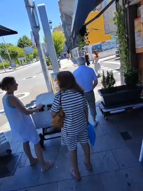 Respeto absoluto a este trabajador libanés que ha expulsado en Málaga a 8 israelíes al grito de "Labbaik ya Nasrallah" y "Palestina Libre". Llenemos su restaurante de reseñas positivas, ya que los sionistas ahora le están acosando. Aquí en Euskal Herria debemos hacer lo mismo.