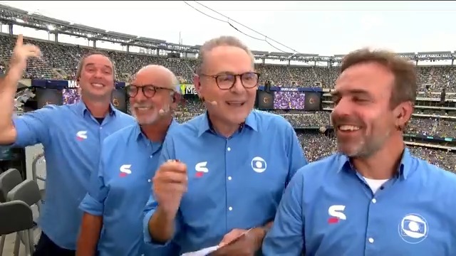 Caio Ribeiro, Maestro Júnior, Luis Roberto e Roger Flores ao vivo dançando o "Nanananana". 🎥 TV Globo 📺 | ge