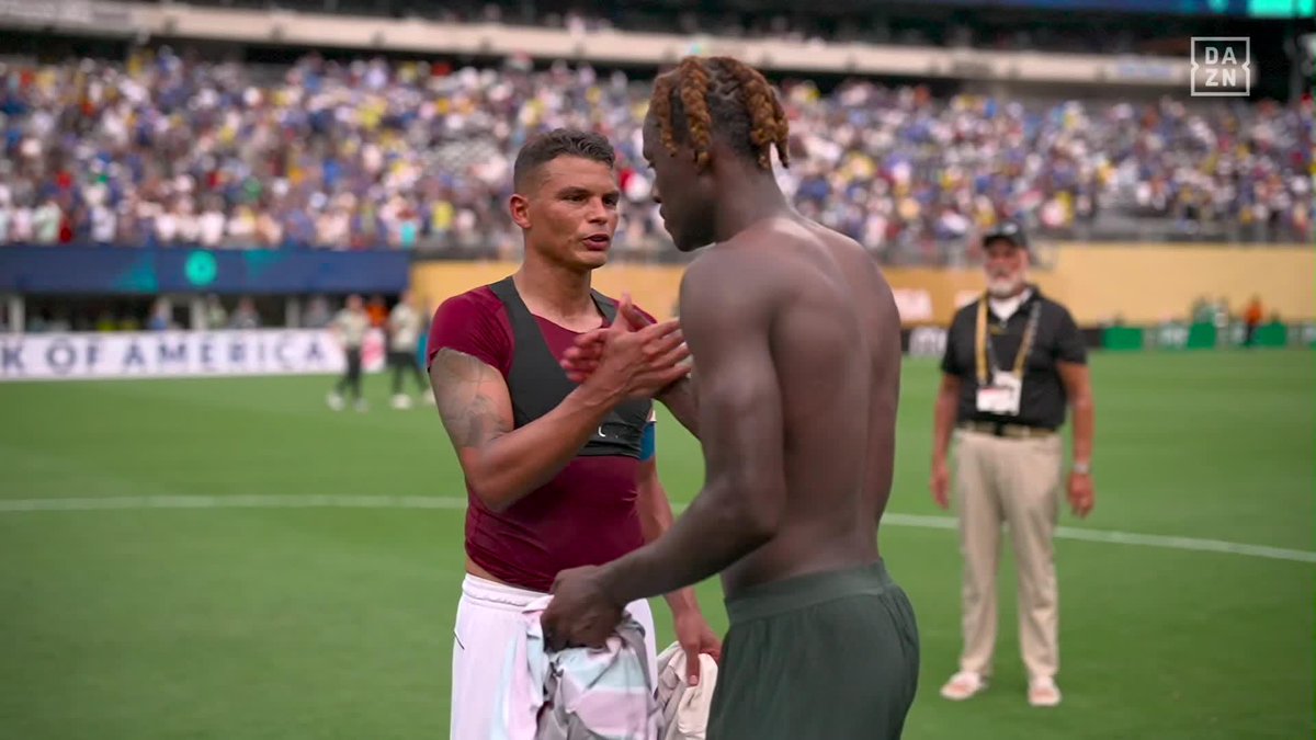 37 segundos de jugadores de Chelsea haciendo fila para saludar y charlar un rato con Thiago Silva. Líder absoluto. 🥹🇧🇷