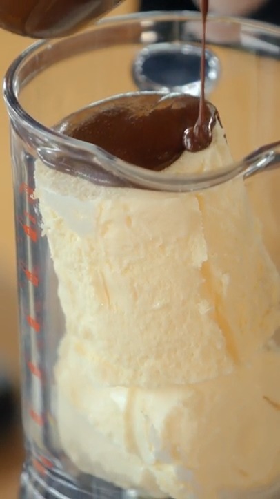 Ree’s gone all out with the richest, thickest, over-the-top chocolate shake 🍫😍 Trying this immediately! Get more recipes from Ree Drummond - The Pioneer Woman, Saturdays at 10a|9c and stream on hbo max fka. #StreamOnMax Get the recipe: