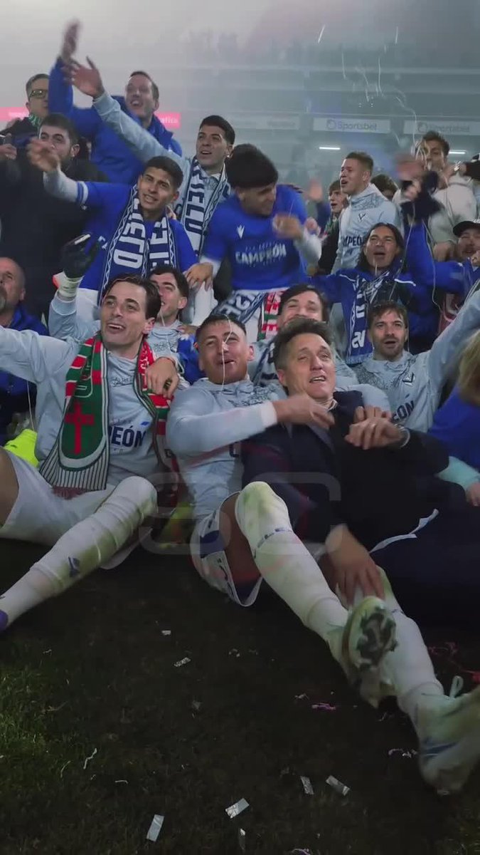 GRAN MOMENTO EN LOS FESTEJOS DEL VÉLEZ CAMPEÓN: Braian Romero sumó a Guillermo a la celebración.