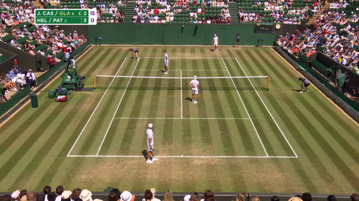 🗣️ "Ladies and gentlemen, when you open your champagne bottles please do not pop the cork onto the court" 😳 Champagne cork drama at #Wimbledon 🍾
