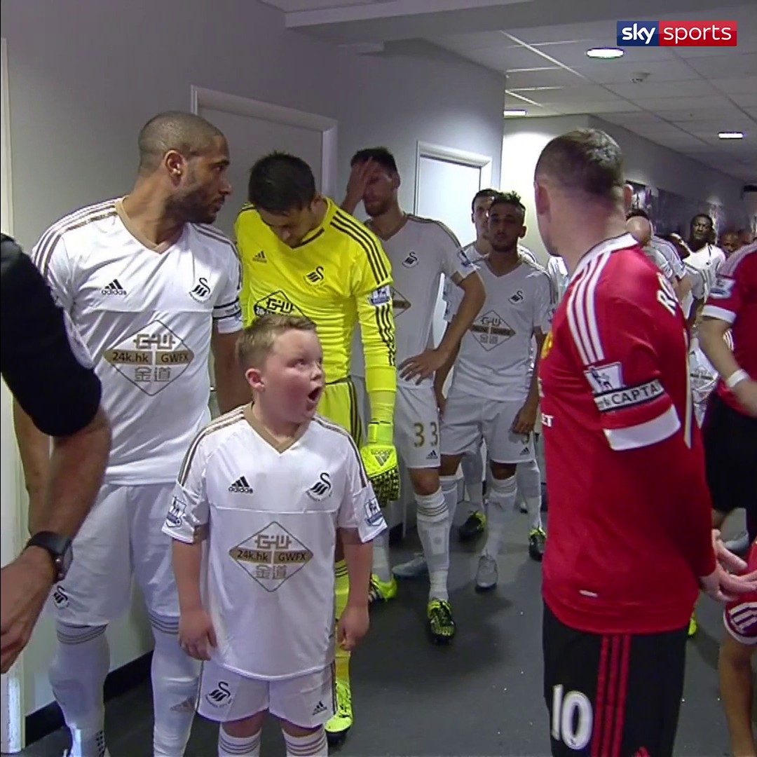 Swansea mascot's reaction when he realises he's stood next to Wayne Rooney 🤩