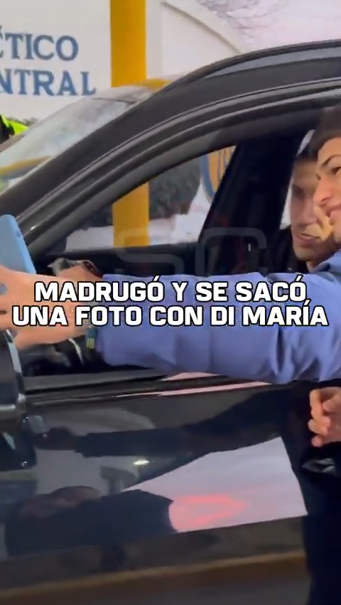 Gracias a un perro que se cruzó frente al auto y demoró el ingreso de Fideo al predio, este hincha pudo sacarse una foto con Di María y contó la emoción por el momento vivido. ¡Valió la pena madrugar!