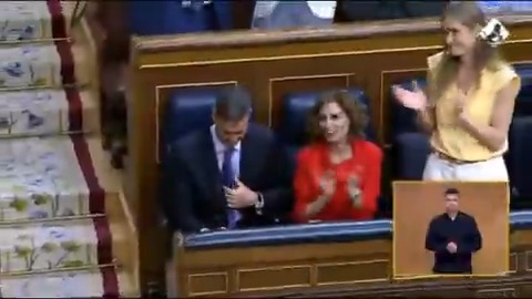 "¡Dimisión! ¡Dimisión!". El PSOE aplaude a la norcoreana para silenciar las protestas de la oposición tras el discurso de Pedro Sánchez. Les da igual la corrupción o los abusos sexuales de los dirigentes socialistas: solo les importa conservar el escaño.