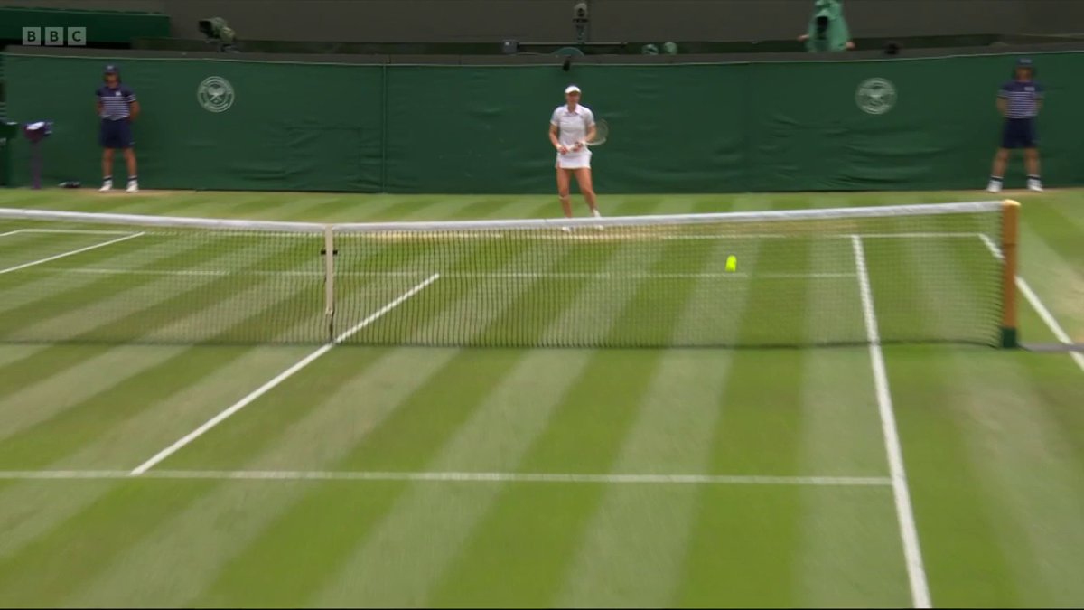 A delightful drop shot from Liudmila Samsonova as she battles in her quarter-final against Iga Swiatek 👌 #Wimbledon