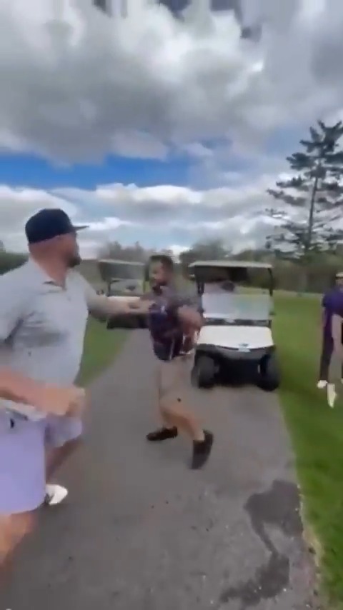 Drunk guy starts a fight with former NHL player Nick Tarnasky whilst golfing in Canada 🍁 The best part about this video to me is that Nick fights the guy as if he's still on the ice. Grabs his collar followed by multiple straight rights 👊🏽😎 #canada #golf #FAFO #golfing #alcohol #hockey #NickTarnasky #fight #hockeyfight