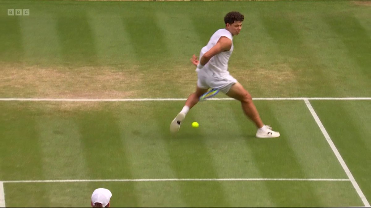 Ever the showman, Ben Shelton goes for the tweener... but Jannik Sinner's having none of it! ❌ The smirk at the end 😅 #Wimbledon
