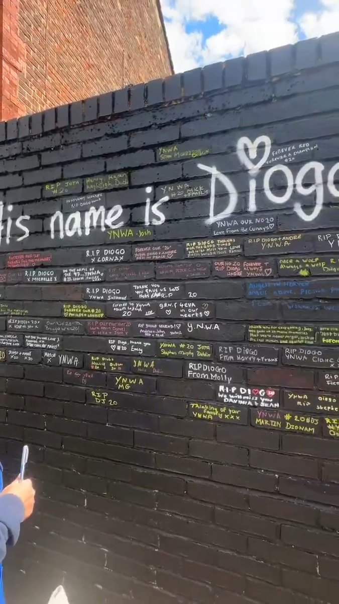 A new Diogo Jota mural is taking shape outside of Anfield ❤️ (via The Redmen TV)