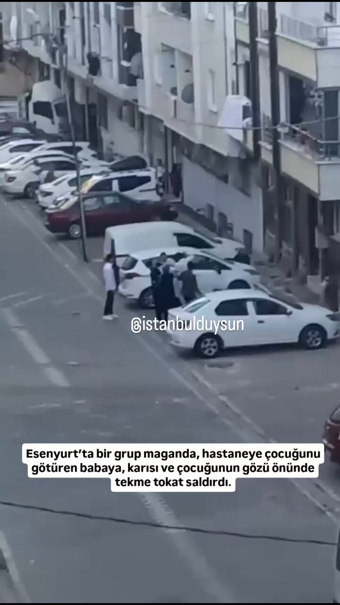 Esenyurt’ta bir grup hırt, hastaneye çocuğunu götüren babaya, karısı ve çocuğunun gözü önünde saldırdı Büyük şehirleri stratejik olarak istila ettiler. Cezalar caydırıcı olmadığı için her yeri kendi memleketlerine çevirdiler Artık hırt sorununu çekinmeden konuşabilmeliyiz