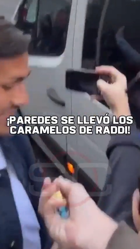 🟨🟦 Leandro #Paredes se llevó los CARAMELOS que le dio Emiliano Raddi 😅.