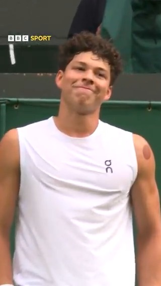 Nice try, Ben Shelton 😅 Ever the showman, he had to give it a go! 🍿 #Wimbledon