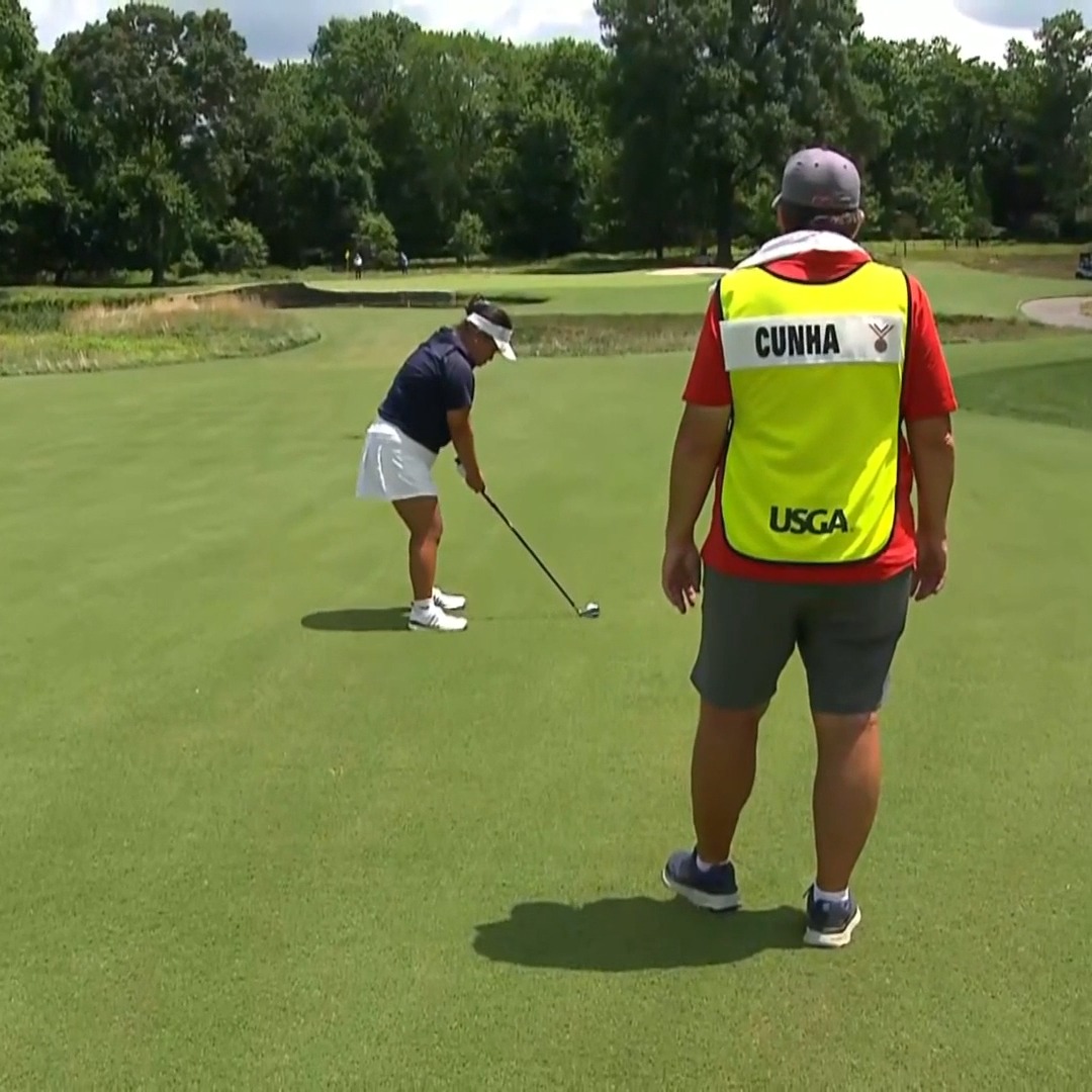 Blind golfer Amanda Cunha throws a dart on the 15th. 🔥🎯 📺 Golf Channel | USGA