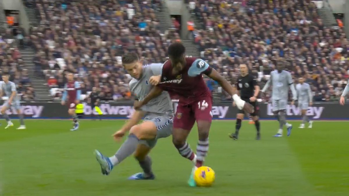 Mohammed Kudus’ dribbling is elite 🔥 He’s rumoured to be Tottenham’s latest signing ✍️