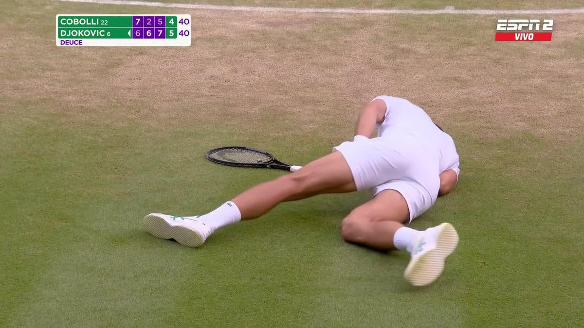 ¡CUIDADO, NOLE! 😱 Cuando tenía match point, Djokovic se cayó y asustó a todos en #Wimbledon.