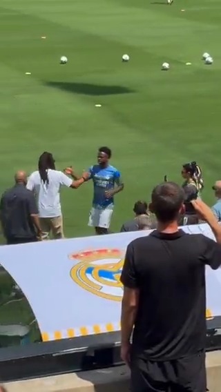 Vinicius Jr. dapped up Jay-Z at the FIFA Club World Cup semifinal 🤝