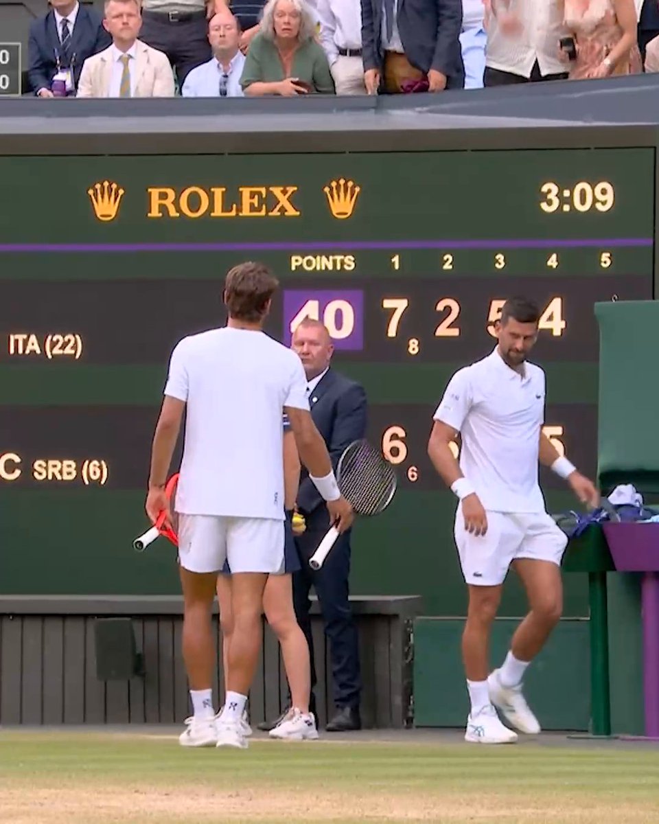 Flavio Cobolli grabbed Novak Djokovic's racket after Novak slipped during their Wimbledon match. Sportsmanship at its finest 👏