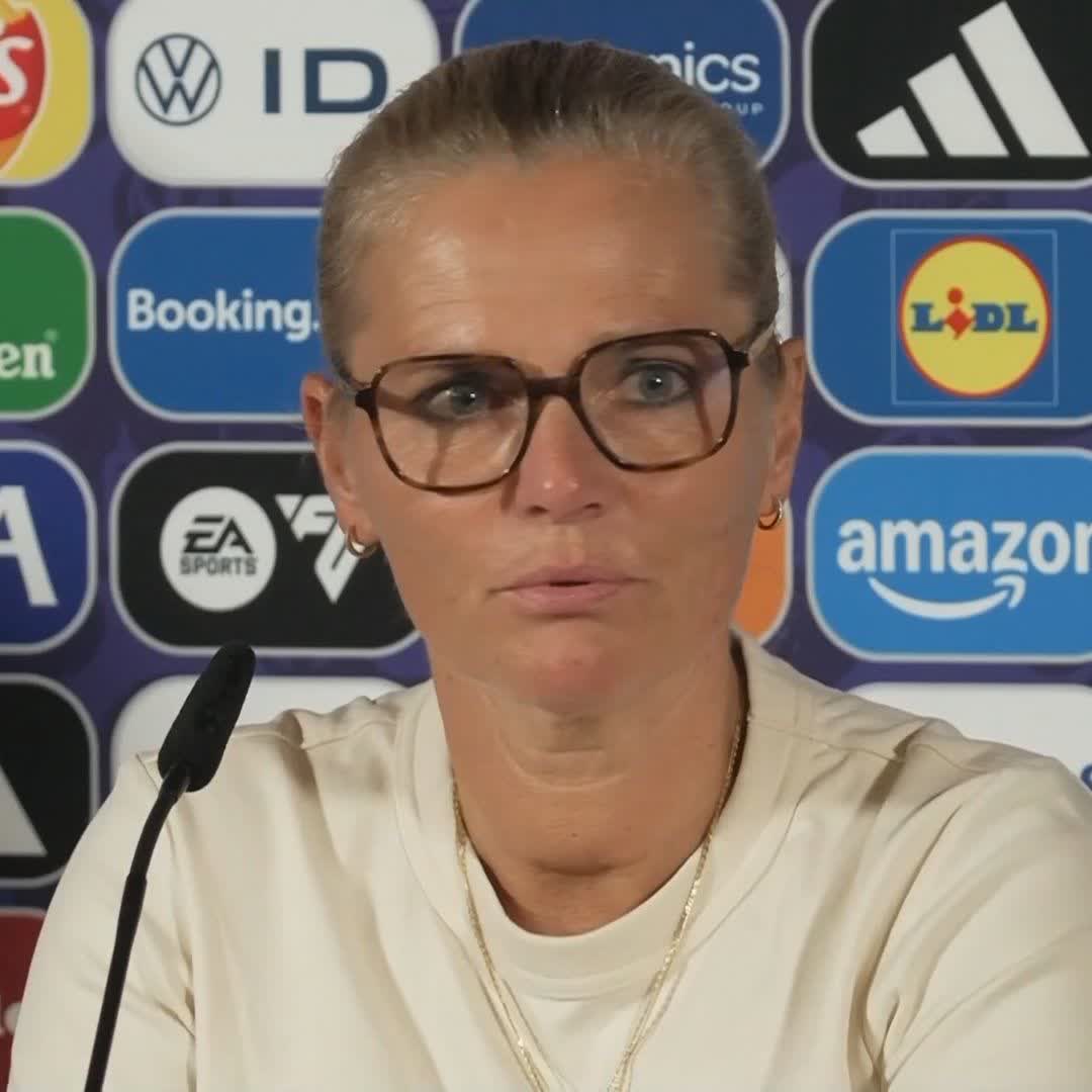 "Brilliant passes, she's very good with her feet" 👏 Sarina Wiegman praises goalkeeper Hannah Hampton's distribution after her performance in England's win 🏴