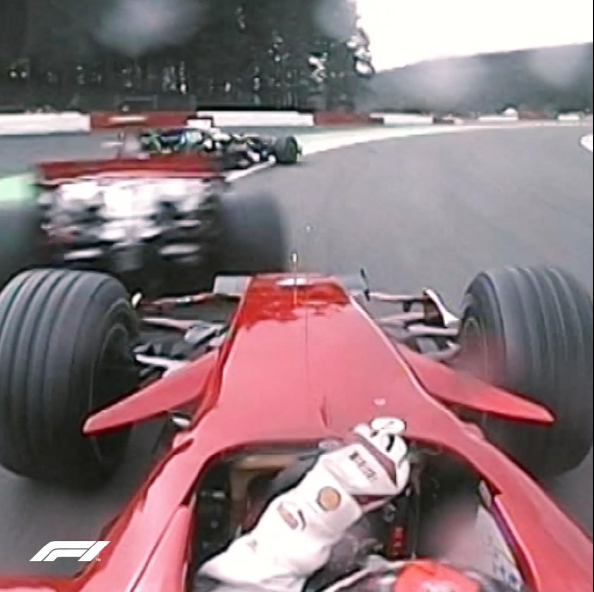 2008 🇧🇪#BelgianGP Buz Adam'ın 55 saniyede başına gelenler inanılmaz gerçekten de. İki aracın arasından sıyrılmayı nasıl başardı hala inanamıyorum. Bu yarışı canlı izleme şerefine nail olmuş biri olarak kendimi çok nasipli hissediyorum.