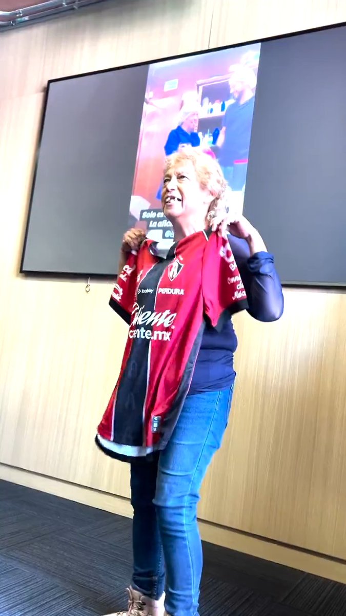 Sin duda el amor al Atlas FC es algo que #NoSeExplicaSeSiente โค๏ธ๐ค ยกTKM, Seรฑora Marta! Gracias por acompaรฑarnos esta maรฑana y contarnos de primera mano su pasiรณn por el Rojinegro ๐ซ
