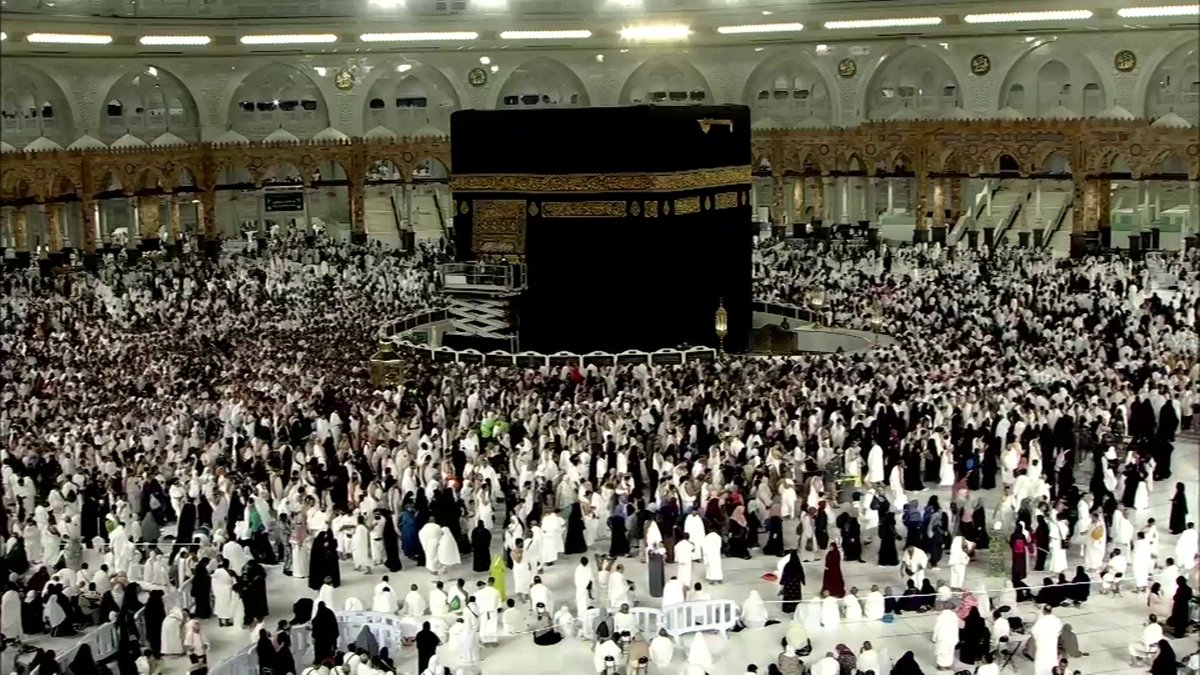 رفع ستارة باب الكعبة المشرفة، استعدادًا لمراسم غسلها. -