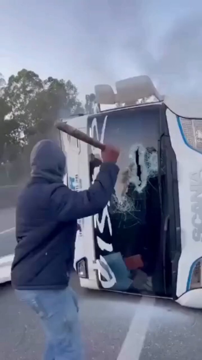 RESGATE | Um ato de coragem marcou um grave acidente na Fernão Dias, em Carmo da Cachoeira (MG). Após uma carreta tombar e pegar fogo, um homem se arriscou para salvar o motorista preso na cabine.