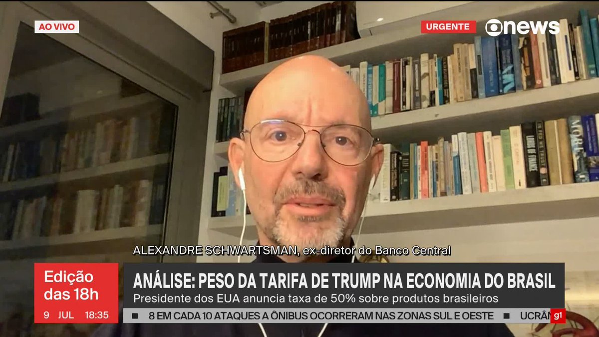 “É um impacto grande, mas não gigantesco. As exportações brasileiras para os Estados Unidos correspondem a pouco mais de US$ 40 bilhões numa base de 12 meses, em torno de 11% das exportações do país. Vai ter um impacto sentido por alguns setores, porque o perfil das exportações para os Estados Unidos é diferente do perfil das exportações em geral. Para o resto do mundo, o Brasil é principalmente um exportador de commodities, de produtos agroindustriais, petróleo, minério de ferro. No caso americano, é principalmente de manufaturados, e nada terrivelmente sofisticado. (...) É um pedaço dos 2,5% do PIB que será afetado. Do ponto de vista econômico, é ruim. Do ponto de vista político, para o governo é um presente com o qual não estava contando”, diz o ex-diretor do Banco Central Alexandre Schwartsman sobre a tarifa de 50% imposta pelo presidente dos Estados Unidos, Donald Trump, a produtos brasileiros. Saiba mais. ➡ Assista ao #Edição18: #GloboNews