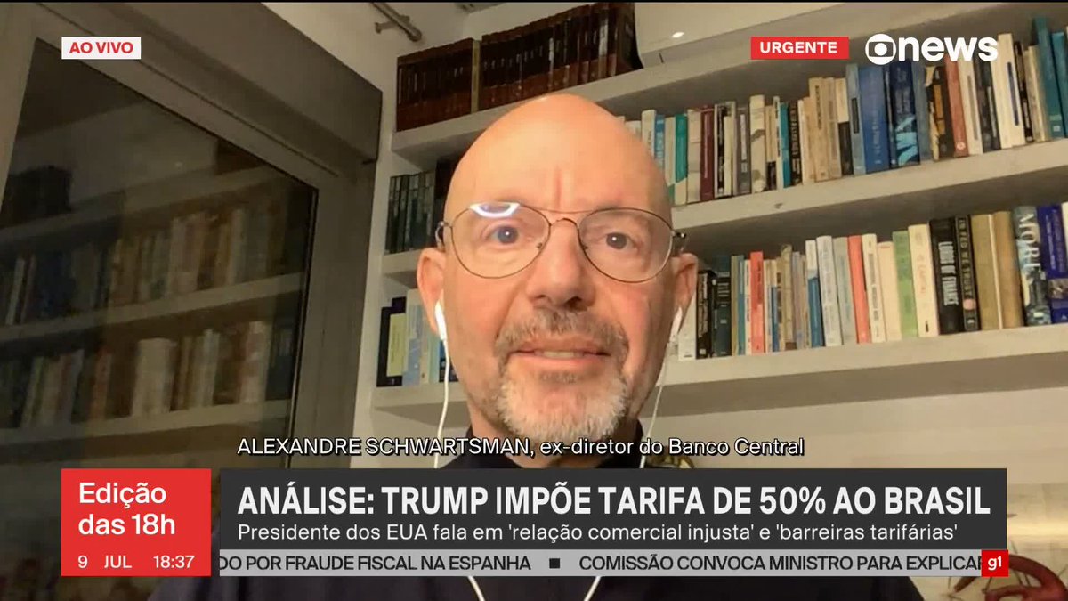 “Você compraria uma briga com um gorila de 500 kg? Porque seria um mico brigando com um gorila de 500 kg, porque (os EUA) são uma economia muito maior do que a nossa. Já foram mais relevantes. Hoje, a China é o maior mercado brasileiro, depois a União Europeia, e em terceiro lugar vêm os Estados Unidos. (...) Pode tentar seguir por esse caminho, mas do ponto de vista político é mais interessante comprar uma briga com os EUA agora para fortalecer a ideia de que está sendo perseguido, de que qualquer prejuízo que isso venha a causar não é responsabilidade sua, e o responsável é sim o grande irmão do norte. Você consegue encontrar alguém em quem colocar a culpa, e colocar a culpa nos outros é praticamente uma especialidade não só do presidente Lula, como também de boa parte do seu círculo de ministros. Obviamente, a melhor saída seria tentar negociar, mas desconfio que a gente vai responder na mesma moeda e ter um prejuízo econômico. Mas a preocupação maior não é com o prejuízo econômico, é com a possibilidade de conseguir pregar a culpa em alguém”, diz o ex-diretor do Banco Central Alexandre Schwartsman sobre as chances do Brasil numa retaliação aos Estados Unidos depois que Donald Trump anunciou tarifa de 50% a produtos brasileiros. ➡ Assista ao #Edição18: #GloboNews