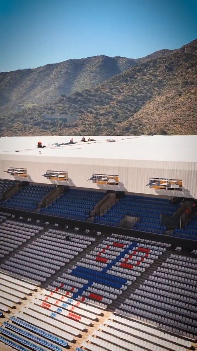 De primer nivel 🔝 Así luce la instalación completa de las iluminarias de Tribuna Fouillioux y también del tablero marcador en Tribuna Lepe de nuestro Claro Arena 🏟✨️