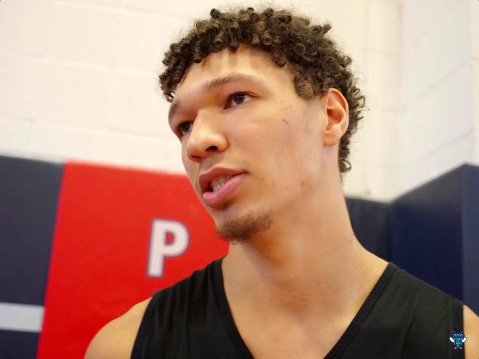 🎙️ Tidjane Salaun on leadership role in SL: "Of course, I no longer feel like a rookie. I try to share my experience with others but stay humble. Quiet leadership; I try to bring all my energy on the court, be the best teammate possible, and get some wins. That's the only goal."