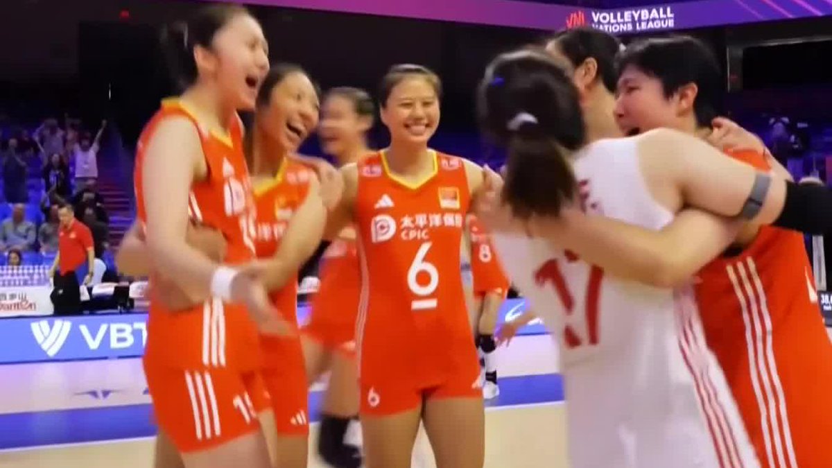 #VNL2025: CHINA 🇨🇳 HOLD STRONG IN A FIVE-SET THRILLER! 🔥 What a battle 🤩! The Chinese squad edge past the Dominican Republic in an intense 3-2 showdown 💥, showing nerves of steel till the end 🤯. 📺 Watch #VNL on VBTV: 🏐 #BePartOfTheGame #volleyball
