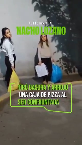 Grabaron a dos mujeres tirando basura en la calle en la colonia La Lonja, en #Tlalpan, y todo termina en pleito. Una de ellas se molestó y lanzó una caja de pizza a la vecina que las increpó.