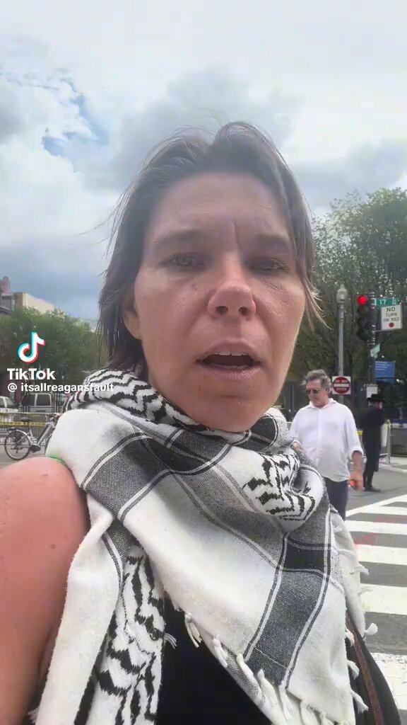 Check out this Trump Deranged psychopath getting triggered by the American flag and fencing around the White House 😂😂😂👇