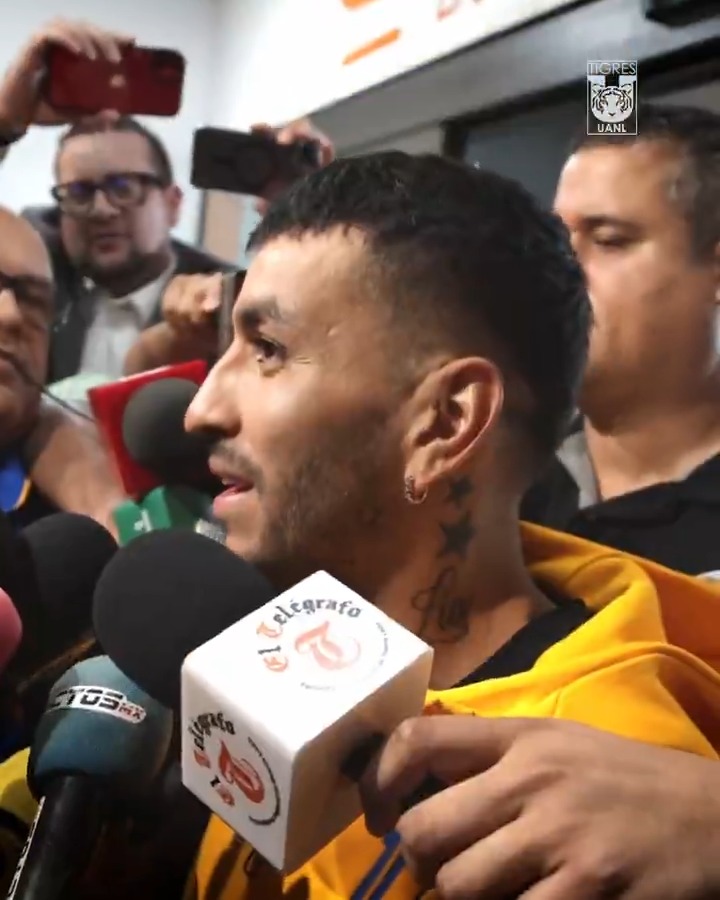 📹🇺🇦🐯 ¡Un Incomparable recibimiento lleno de pasión, ilusión y cariño para Angel Correa! ¡Esta es la hinchada de Tigres, la más pasional de México! 💛🙌🏼