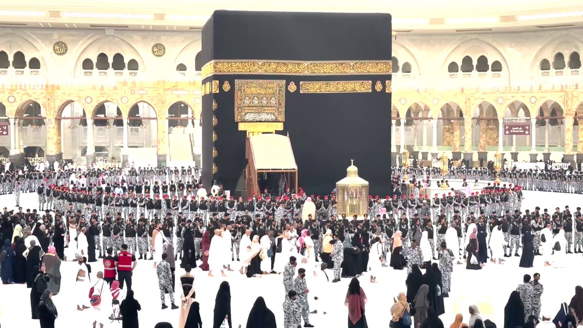 دخول ضيوف الدولة المشاركين في مراسم غسل #الكعبة_المشرفة عبر مراسل #الإخبارية أسامة العبيدي