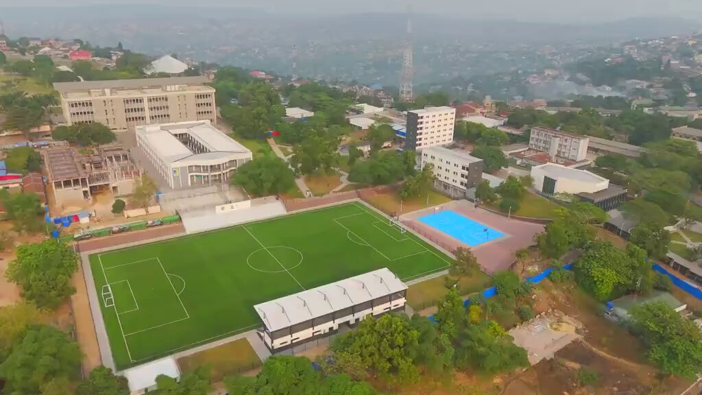 #RDC‼️ Felix TSHISEKEDI répare la où Joseph KABILA avait totalement et volontairement détruit pour préparer une colonisation intellectuelle de la RDC par le RWANDA. La qualité de l’enseignement et la construction ainsi que la réhabilitation des infrastructures universitaires à travers le pays sont là le cheval de bataille de FATSHI pour une jeunesse consciente et prête à bâtir le Congo de demain. Fatshi Président @FondationDNT Denise NYAKERU TSHISEKEDI (vidéo)