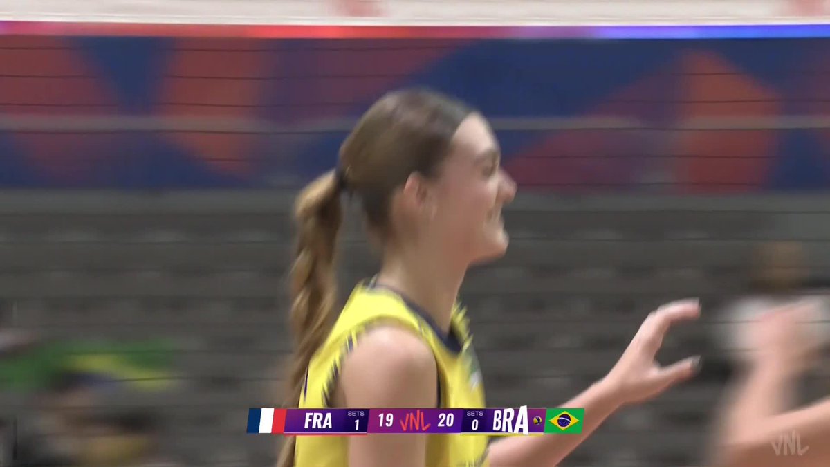 #VNL2025: HELENA 🇧🇷 DID IT LEFTY! 💥 When the right hand’s not there, no problem — Helena gets the job done with her left! What a versatile play! 👏🔥 📺 LIVE NOW on VBTV: 🏐 #BePartOfTheGame #Volleyball #Volei