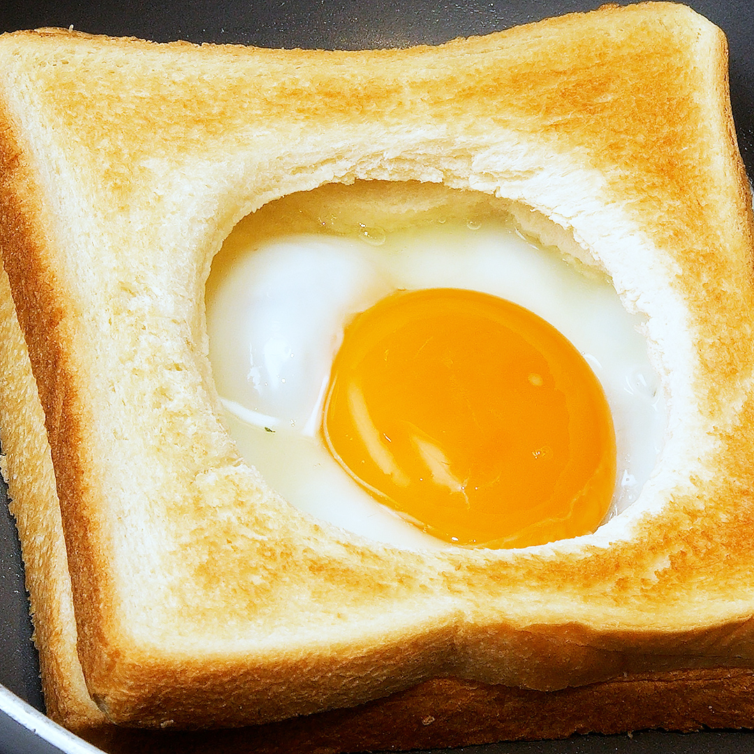 【卵と食パンが店から消える!】爆うまワンパントーストレシピ♡洗い物も減らせるよ!! / Sunny Side Up Toasts🍞🍳