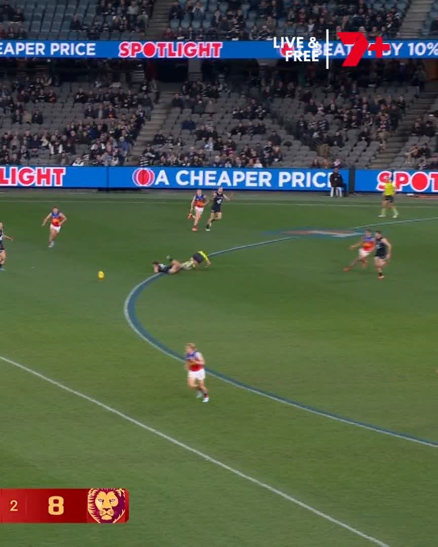 Lachie Cowan collides with the umpire and Charlie Cameron makes the most of the opportunity 😲 #AFLBluesLions