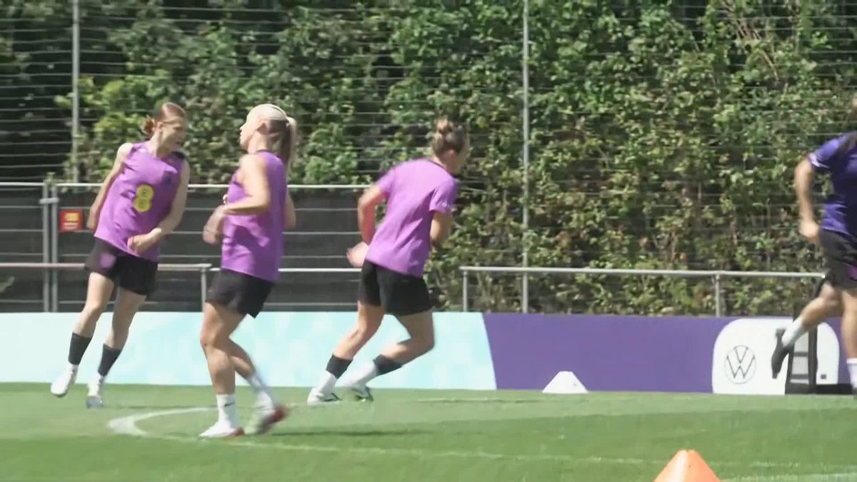 "The vibe around here has completely changed" Anton Toloui is on the Lionesses' training grounds post thrashing Netherlands 4-0 in the 2025 Euro 🏴󠁧󠁢󠁥󠁮󠁧󠁿