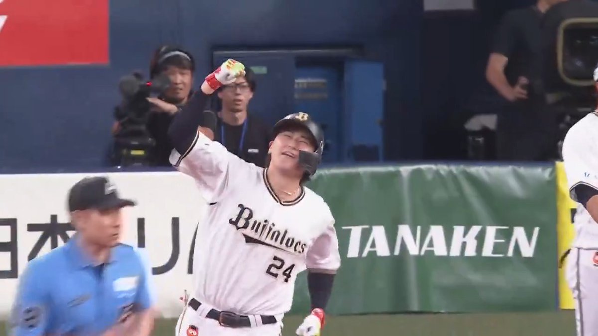 会心のグランドスラムに拳を上げた‼️ オリックス 紅林弘太郎 選手が均衡を破る今シーズン第５号の満塁ホームランを放つ‼️🌈 👇ライブ配信はこちら