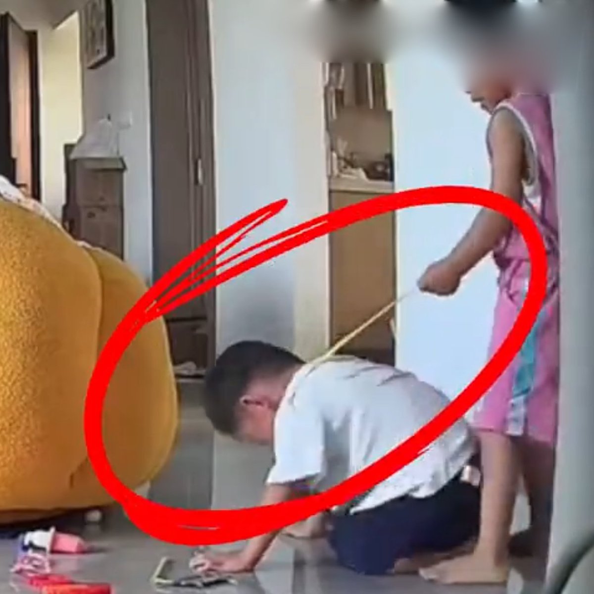 Madre salva a su hijo de ahorcarse con una cuerda