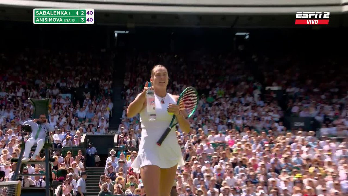 Aryna ♥️ Sabalenka se acercó rápidamente a llevarle agua a un espectador que se descompensó.