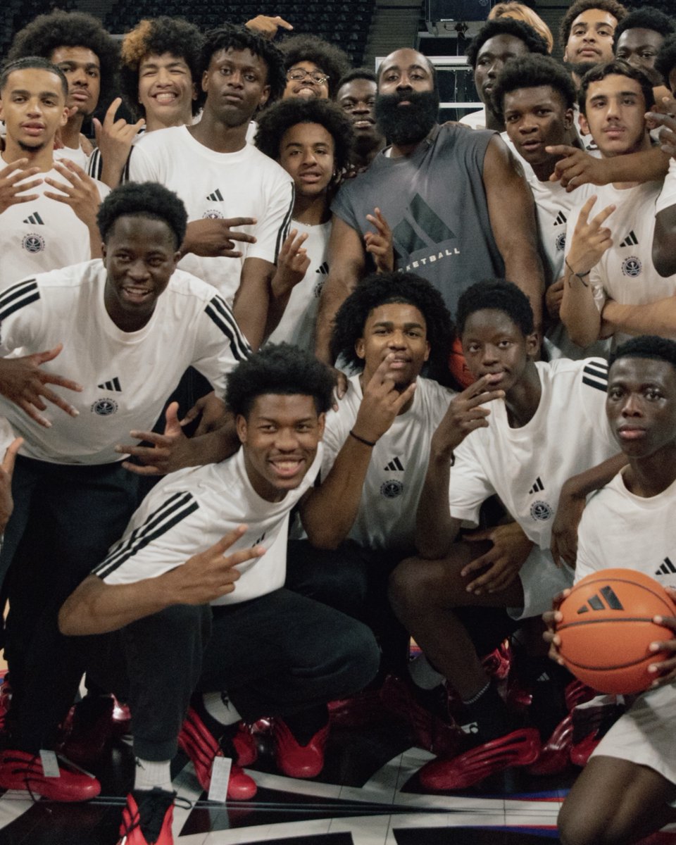 Monsieur James Harden qui offre des paires aux jeunes du Paris Basketball…🫶